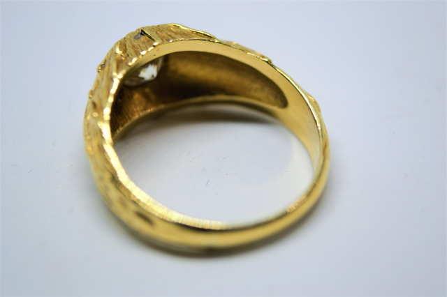 Откройте для себя наше кольцо-солитер из золота 18 карат с бриллиантом, пробирка 750 Лондон 1977 года. Размер S, вес 8,7 г. Приобретите свое бессмертное украшение сегодня!