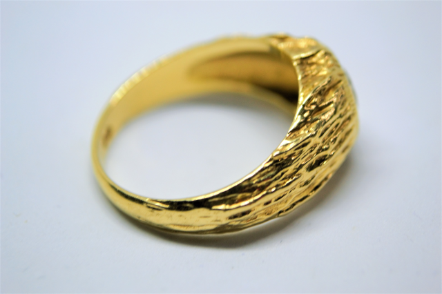 Откройте для себя наше кольцо-солитер из золота 18 карат с бриллиантом, пробирка 750 Лондон 1977 года. Размер S, вес 8,7 г. Приобретите свое бессмертное украшение сегодня!