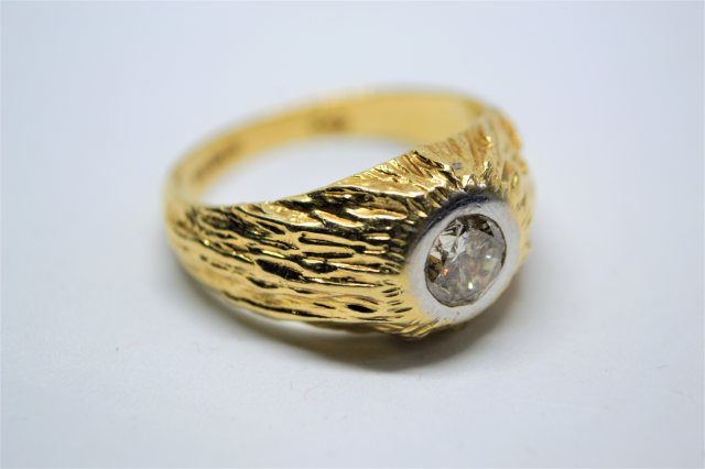 Откройте для себя наше кольцо-солитер из золота 18 карат с бриллиантом, пробирка 750 Лондон 1977 года. Размер S, вес 8,7 г. Приобретите свое бессмертное украшение сегодня!