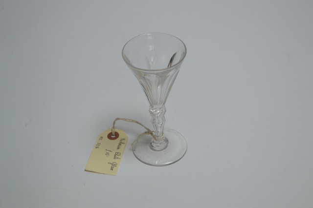 Discover our delicate Victorian flute glasses, 14cm high, perfect for your elegant dining. Browse now and add a touch of sophistication to your table settings.