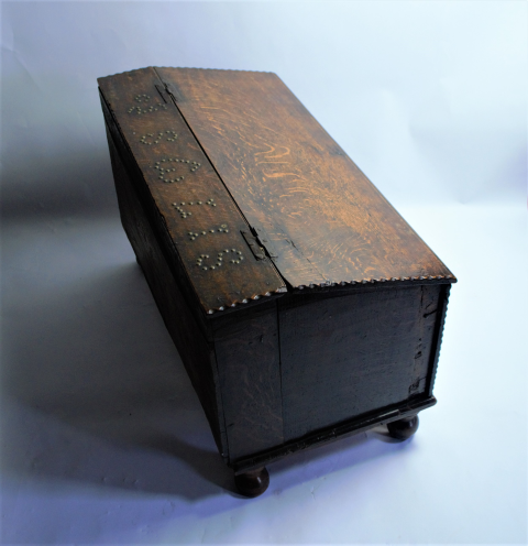 Discover our 1708 oak table top bible box bureau, an exquisite treasure loaded with history. Explore now to bring a touch of the 18th century to your home!