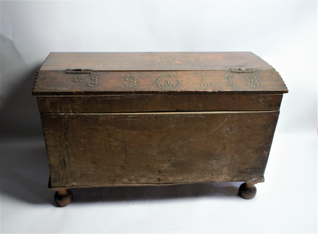 Discover our 1708 oak table top bible box bureau, an exquisite treasure loaded with history. Explore now to bring a touch of the 18th century to your home!