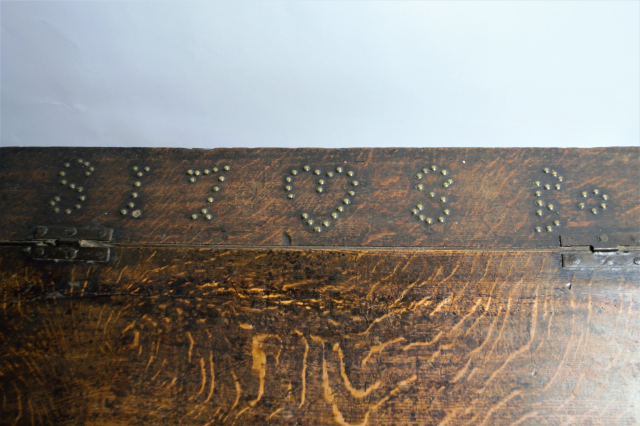 Discover our 1708 oak table top bible box bureau, an exquisite treasure loaded with history. Explore now to bring a touch of the 18th century to your home!