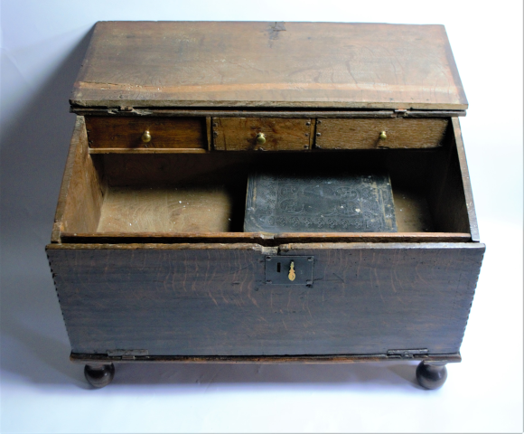Discover our 1708 oak table top bible box bureau, an exquisite treasure loaded with history. Explore now to bring a touch of the 18th century to your home!