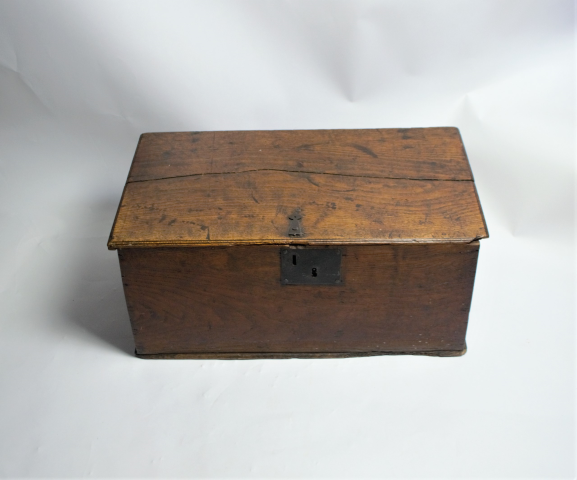 Discover our 19th century Welsh oak bible box, perfect for antique lovers. Despite minor damage, its charm remains intact. Explore specifications now!