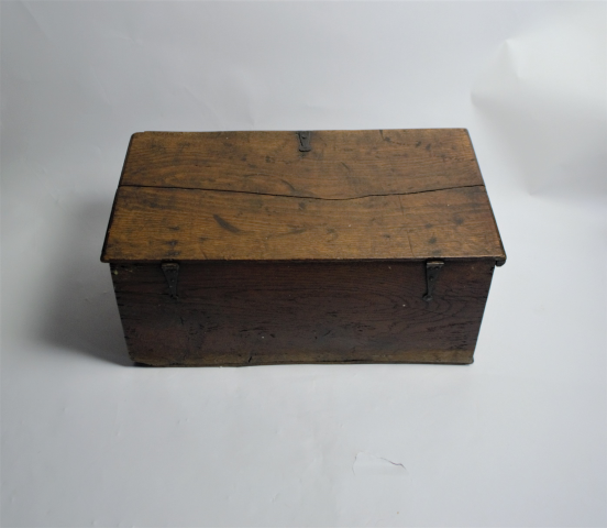 Discover our 19th century Welsh oak bible box, perfect for antique lovers. Despite minor damage, its charm remains intact. Explore specifications now!