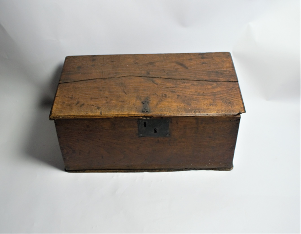 Discover our 19th century Welsh oak bible box, perfect for antique lovers. Despite minor damage, its charm remains intact. Explore specifications now!