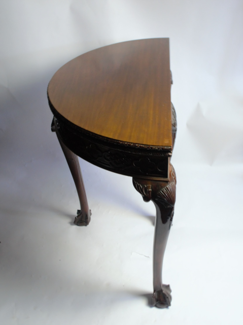 Discover our vintage Edwardian mahogany card table. In good condition and a unique addition to any home. Shop now for special antique furniture pieces!