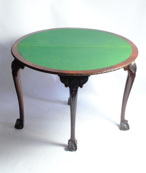 Discover our vintage Edwardian mahogany card table. In good condition and a unique addition to any home. Shop now for special antique furniture pieces!