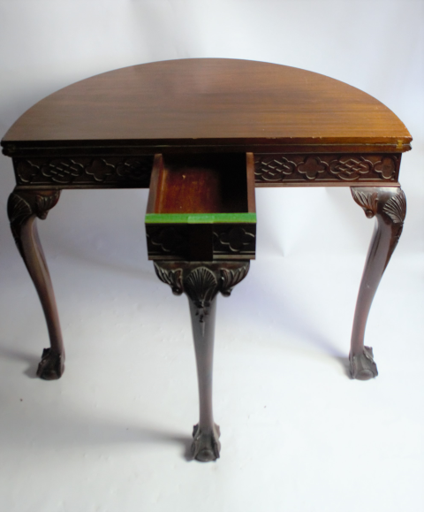 Discover our vintage Edwardian mahogany card table. In good condition and a unique addition to any home. Shop now for special antique furniture pieces!