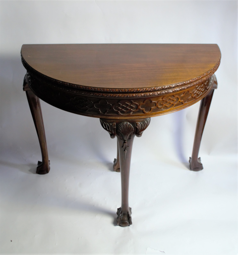 Discover our vintage Edwardian mahogany card table. In good condition and a unique addition to any home. Shop now for special antique furniture pieces!
