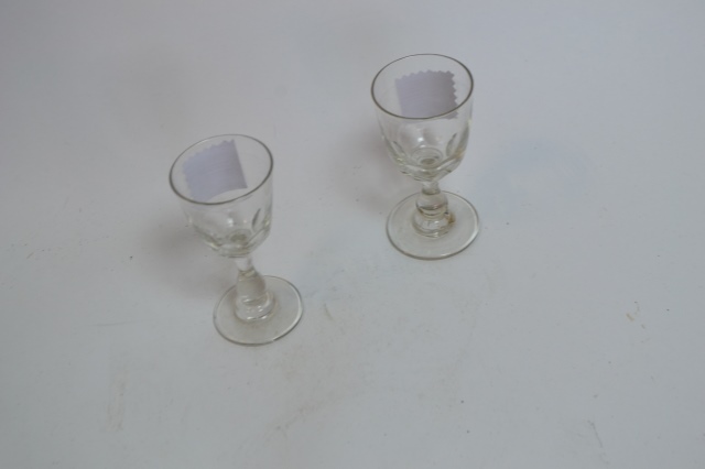 Discover our range of authentic Victorian drinking glasses with a unique knob on the stem. Buy your perfect pair today and add a vintage touch to your collection!