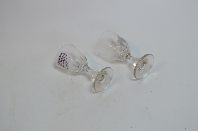 Discover our range of authentic Victorian drinking glasses with a unique knob on the stem. Buy your perfect pair today and add a vintage touch to your collection!