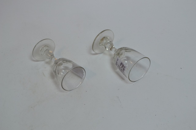 Discover our range of authentic Victorian drinking glasses with a unique knob on the stem. Buy your perfect pair today and add a vintage touch to your collection!