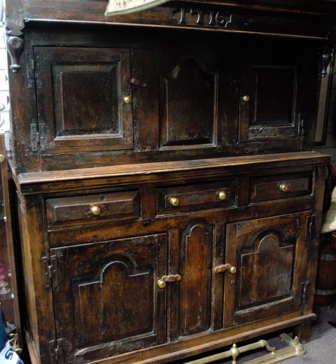 Discover our 1716 dated Welsh diadarn in good condition, with early 20th century restorations. Request a video view! Antique furniture at its finest.