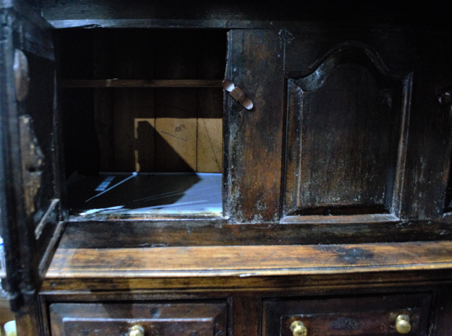 Discover our 1716 dated Welsh diadarn in good condition, with early 20th century restorations. Request a video view! Antique furniture at its finest.