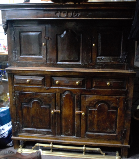 Discover our 1716 dated Welsh diadarn in good condition, with early 20th century restorations. Request a video view! Antique furniture at its finest.