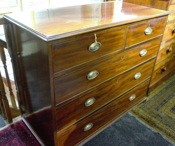 Discover our stunning Early 19th-century mahogany chest of drawers. Adorn your room with this piece in good condition measuring 112cm x 93cm x 53cm. Shop now!