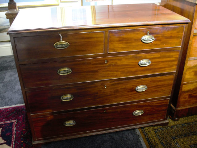 Discover our stunning Early 19th-century mahogany chest of drawers. Adorn your room with this piece in good condition measuring 112cm x 93cm x 53cm. Shop now!