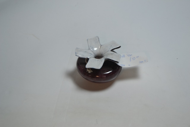 Discover our captivating small amethyst vases. High-quality craftsmanship perfect for your decor. Shop now to beautify your space with elegant amethyst statement pieces.