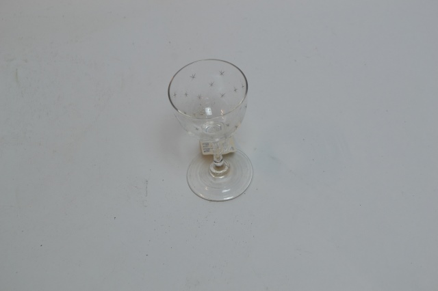 Discover our elegant Pall Mall or Lady Hamilton glass star pattern. Unleash your style with our high-quality pieces. Shop now to uplift your dining experience!