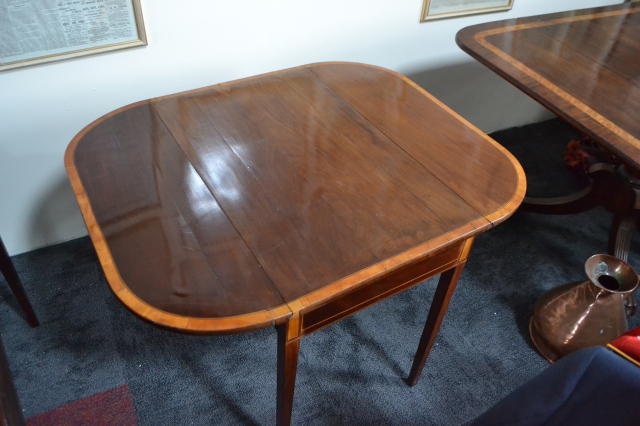 Discover our range of authentic 19th century mahogany pembroke tables. Dimensions: 77cm x 50cm x 67cm, opens to 100cm. Shop now for elegance in your home!