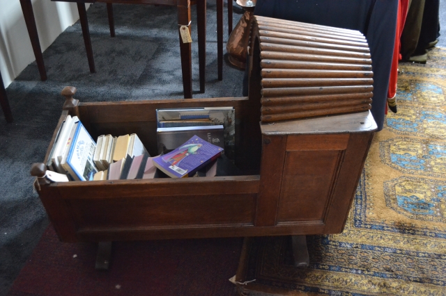 Experience the charm of the 18th century with our oak cradle. Size: 78cm x 94cm x 53cm. Buy now and revive historical elegance in your home!