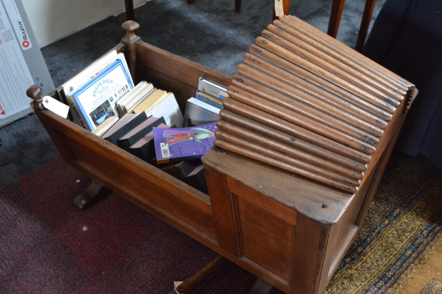 Experience the charm of the 18th century with our oak cradle. Size: 78cm x 94cm x 53cm. Buy now and revive historical elegance in your home!