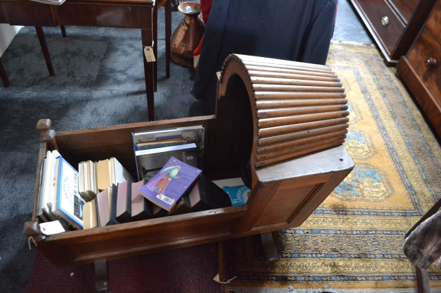 Experience the charm of the 18th century with our oak cradle. Size: 78cm x 94cm x 53cm. Buy now and revive historical elegance in your home!