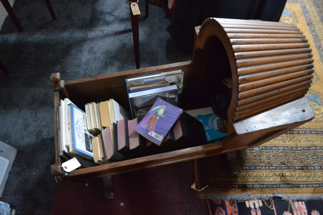 Experience the charm of the 18th century with our oak cradle. Size: 78cm x 94cm x 53cm. Buy now and revive historical elegance in your home!