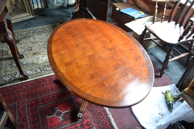 Discover our Elm cross-banded coffee table, perfect for any living room. Dimensions: 73cm x 110cm x 50cm. Shop now and elevate your home decor!