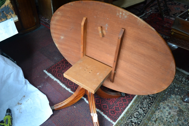 Discover our Elm cross-banded coffee table, perfect for any living room. Dimensions: 73cm x 110cm x 50cm. Shop now and elevate your home decor!