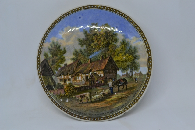 Discover our exclusive range of Prattware lids featuring Anne Hathaway's House design. Buy now for your pottery collection and enjoy its unique specifications!