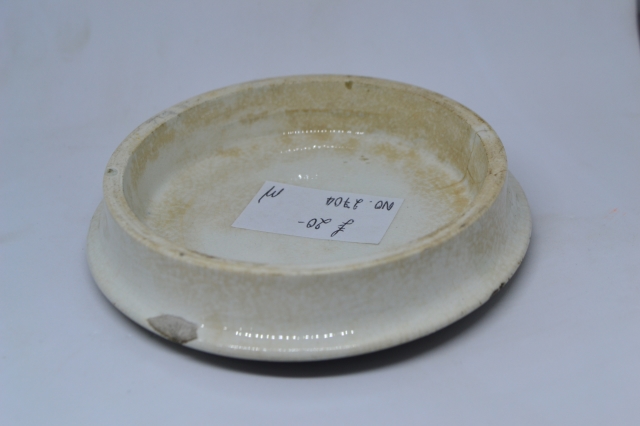 Discover our exclusive range of Prattware lids featuring Anne Hathaway's House design. Buy now for your pottery collection and enjoy its unique specifications!