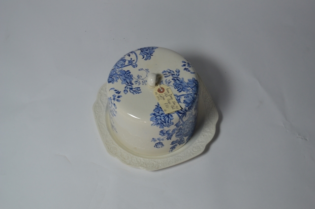 Discover our wide range of Cheese Plate and Cover Crown Devon. Crafted to perfection, ensuring durability and elegance. Shop now to grace your dinner table!