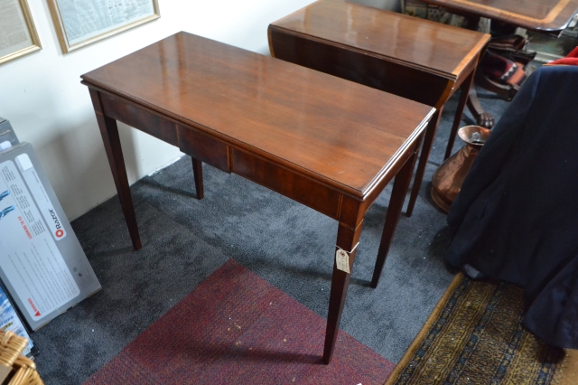 Discover our 1820 Georgian mahogany fold over tea table. Perfect for collectors, it measures 43cm x 90cm x 73cm. See it now and transform your room.