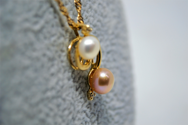 Shop our elegant 9ct Gold Two Coloured Cultured Pearl Necklace, stamped 375 & 18 inches long. Discover the brilliance of gold today. Add to cart now!