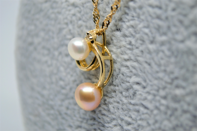 Shop our elegant 9ct Gold Two Coloured Cultured Pearl Necklace, stamped 375 & 18 inches long. Discover the brilliance of gold today. Add to cart now!