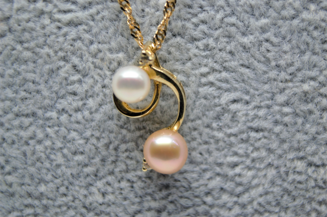 Shop our elegant 9ct Gold Two Coloured Cultured Pearl Necklace, stamped 375 & 18 inches long. Discover the brilliance of gold today. Add to cart now!