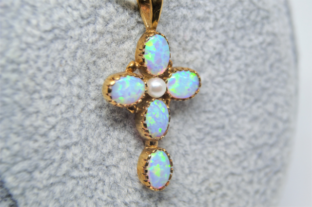 A Yellow Metal Necklace and 9ct Synthetic Opal Pendant.