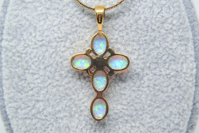 A Yellow Metal Necklace and 9ct Synthetic Opal Pendant.