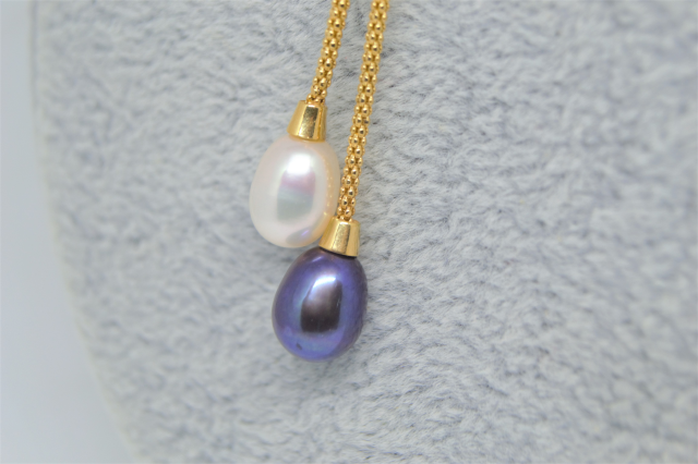 Discover our 9ct two-toned gold cultured pearl necklace. With an 18 chain and a 375-stamped clasp. Shop now and add elegance to your collection!