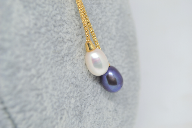 Discover our 9ct two-toned gold cultured pearl necklace. With an 18 chain and a 375-stamped clasp. Shop now and add elegance to your collection!