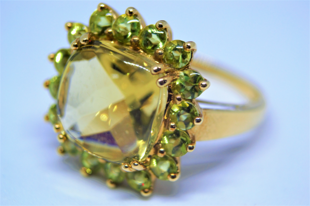 Discover our stunning 9ct gold ring with a peridot cluster. Sized T, weigh 5.3g and hallmarked in Birmingham. Shop now for this unique piece!