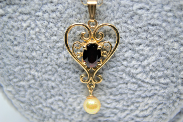 A Set Of 9ct Gold Garnet And Cultured Pearl Necklace With Matching Earrings.