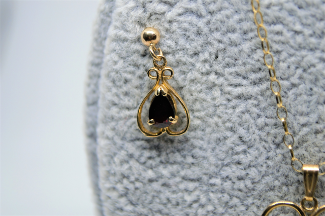 A Set Of 9ct Gold Garnet And Cultured Pearl Necklace With Matching Earrings.
