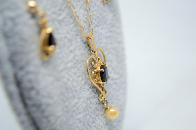 A Set Of 9ct Gold Garnet And Cultured Pearl Necklace With Matching Earrings.