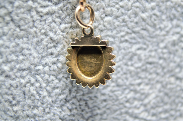 Откройте для себя изысканный подвес из жемчуга и бриллиантов 19-го века на золотой цепочке 9 карат. Вес 6,8 г. Длина 19 дюймов. Покупайте сейчас!