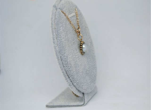 Откройте для себя изысканный подвес из жемчуга и бриллиантов 19-го века на золотой цепочке 9 карат. Вес 6,8 г. Длина 19 дюймов. Покупайте сейчас!