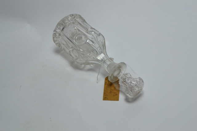 Discover our collection of 19th century Newcastle decanters. Each one is 26cm high, a perfect blend of history and refinement. Shop now!